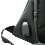 Detalle del USB de la Mochila Impermeable iServices en negro