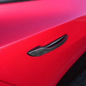 Manija de puerta en un Tesla rojo