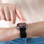 hombre manejando un iS Smartwatch