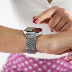 mujer manejando un iS Smartwatch