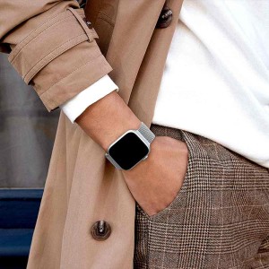 Pulsera Milanese Loop Plata en contexto de uso