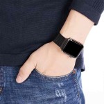 Pulsera Milanese Loop Negra en contexto de uso