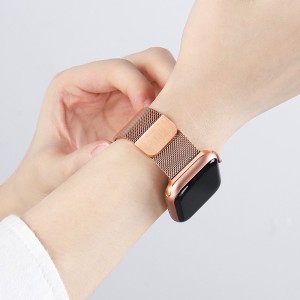 Pulsera Milanese Loop Rose Gold en contexto de uso