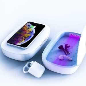 Esterilizador UV con Carga Inalámbrica cargando un iPhone y esterilizando AirPods