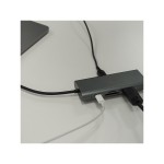 Adaptador 8 en 1 iServices en contexto de uso